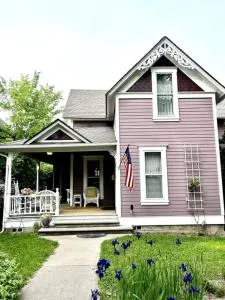 Savage Upon Siskiyou Spacious 3BDR near Railroad District - Buckhorn Springs