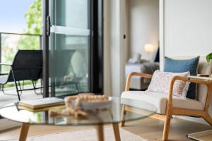 Light Filled 2BR Apt with Balcony, Parking, Cafes & Restaurants