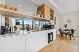 Light Filled 2BR Apt with Balcony, Parking, Cafes & Restaurants