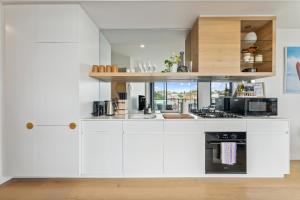 Light Filled 2BR Apt with Balcony, Parking, Cafes & Restaurants