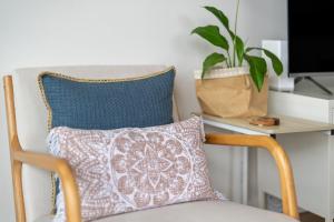 Light Filled 2BR Apt with Balcony, Parking, Cafes & Restaurants