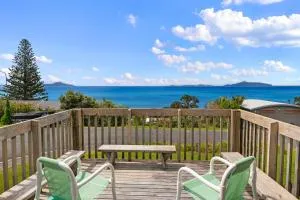 Bay View Bach - Langs Beach Holiday Home - Waipu Cove