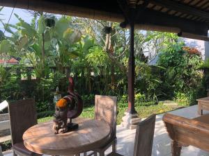 A Lush Tropical Villa in Ubud Rice Fields