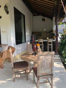 A Lush Tropical Villa in Ubud Rice Fields