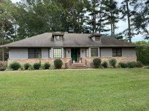 Ms. Charline’s 2 BDRM 3 BATH Home Close To UTM - Samburg