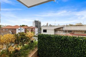 Spacious 2 Bedroom, 1 Car Space Self Catering
