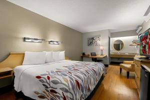 Superior King Room Smoke Free room in Red Roof Inn Salem
