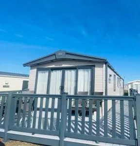 Pure-Living West Sands Sunshine and Sea View - 3 Bedroom lodge at SEAL BAY - Selsey