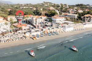 Manthos Beachfront Apartments, by ZanteWize