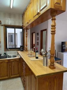 Große Terrasse mit Esstisch, Markise. Einfach