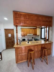 Große Terrasse mit Esstisch, Markise. Einfach