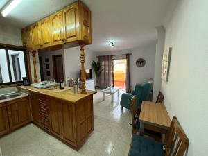 Große Terrasse mit Esstisch, Markise. Einfach