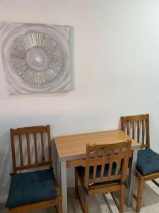 Große Terrasse mit Esstisch, Markise. Einfach