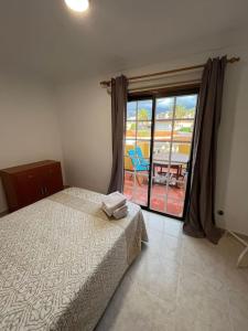 Große Terrasse mit Esstisch, Markise. Einfach