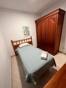 Große Terrasse mit Esstisch, Markise. Einfach