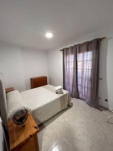 Große Terrasse mit Esstisch, Markise. Einfach