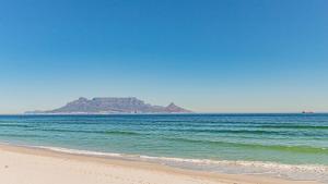 Spacious beachfront Townhouse w garage, Blouberg