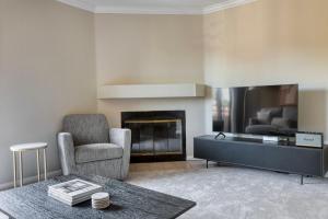 Rancho Penasquitos 1br w pool gym nr bars SAN-31