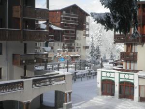 Appartement cozy 6 pers., 50m écoles ski, WIFI, parking, balcon - FR-1-561-18