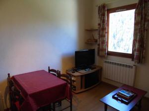 Appartements Charmant 2 Pieces Mezzanine - Proche Telecabine, Commerces et Ski - Parking Gratuit - FR-1-561-50 : photos des chambres