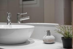 Spitaki-Kolonaki, an exquisite spacious studio