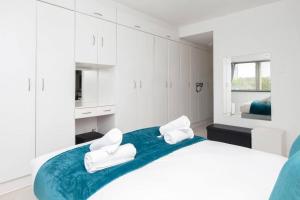 Apartment in Seapoint, Pool and free parking.