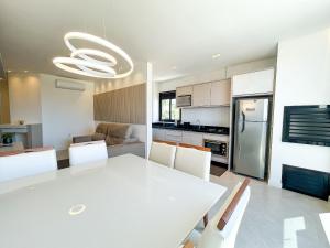 Apto NOVO, com piscina, 250m da praia