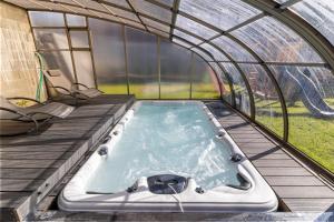 Kukana and Kuku Chalets with Private Pool, Sauna and Jacuzzi, Vysoke Tatry