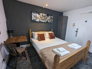 The White Lion Hotel with Free Parking, 1 Minute Walk to Yate Shopping Centre & Onsite Italian Restaurant
