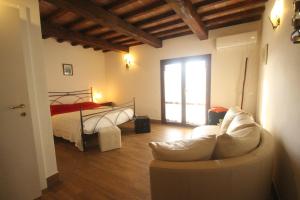 Appartamento con 2 Camere da Letto e Vista Piscina