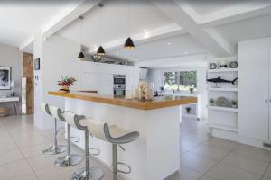 FRGK "Belle villa contemporaine, avec une splendide vue panoramique sur la mer"