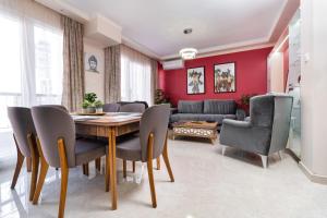 Modern & Elegant City Center Apartments