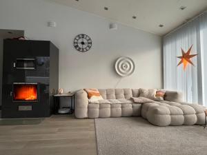 Modern family escape- Stay like local