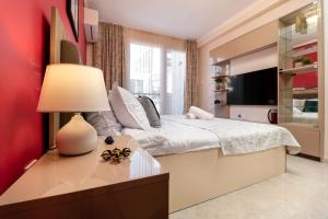 Modern & Elegant City Center Apartments