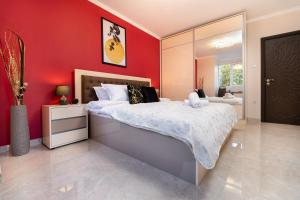 Modern & Elegant City Center Apartments