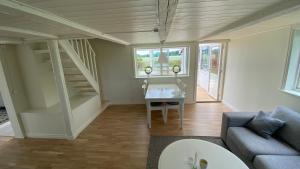 Charmig, nyrenoverat och fullt utrustad stuga. Anpassad för hundar, nära till naturen och havet. Gångavstånd till golfbana.