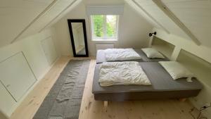 Charmig, nyrenoverat och fullt utrustad stuga. Anpassad för hundar, nära till naturen och havet. Gångavstånd till golfbana.