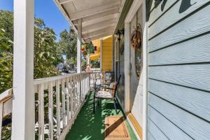 Close to San Antonio Zoo and Airport Cozy Townhome