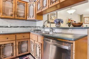 Close to San Antonio Zoo and Airport Cozy Townhome