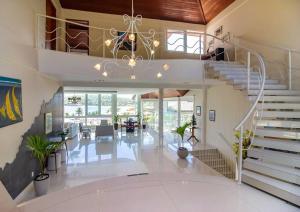 Maravilhosa Mansão em Frente à Praia da Ferradura Por Luxury Rentals