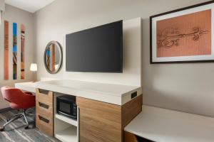 Queen Room with Two Queen Beds and Roll-In Shower - Mobility and Hearing Access room in Los Prados Hotel