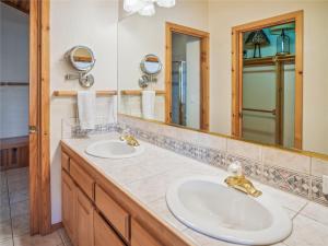 Bear Peak Cabin by Tahoe Getaways - Tahoe Donner Rental with Private Hot Tub and Bonus Room