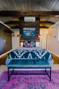 Swank House- West Wing Suite- Pet Friendly - Buckhorn Springs