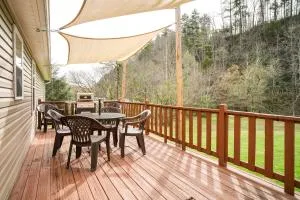 Sevierville Home with Hot Tub about 4 Mi to Dollywood! - Williamsburg