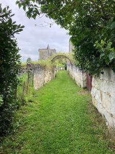 Maisons de vacances La Maison du Donjon - Gites de 8 personnes, parking prive avec jardin terrasse : photos des chambres