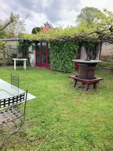 Maisons de vacances La Maison du Donjon - Gites de 8 personnes, parking prive avec jardin terrasse : photos des chambres