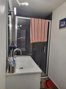 Maisons de vacances La Maison du Donjon - Gites de 8 personnes, parking prive avec jardin terrasse : photos des chambres