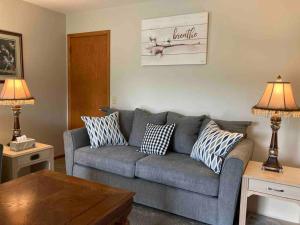 Bass Creeks Cozy Outback Country Retreat