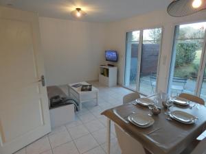 Maisons de vacances Maison 40m² avec piscine, WiFi et jardin prive – Ideale pour 4 personnes a Notre-Dame-de-Monts - FR-1-540-145 : photos des chambres