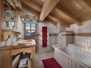 Chalet luxueux avec spa, piscine et vue sur pistes à Courchevel 1550 - FR-1-575-200